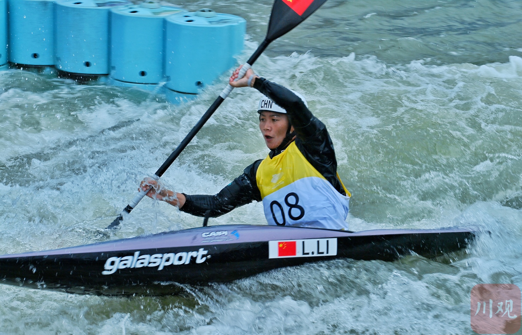 包含风雨同舟：皮划艇决赛中迎面挑战水流的词条