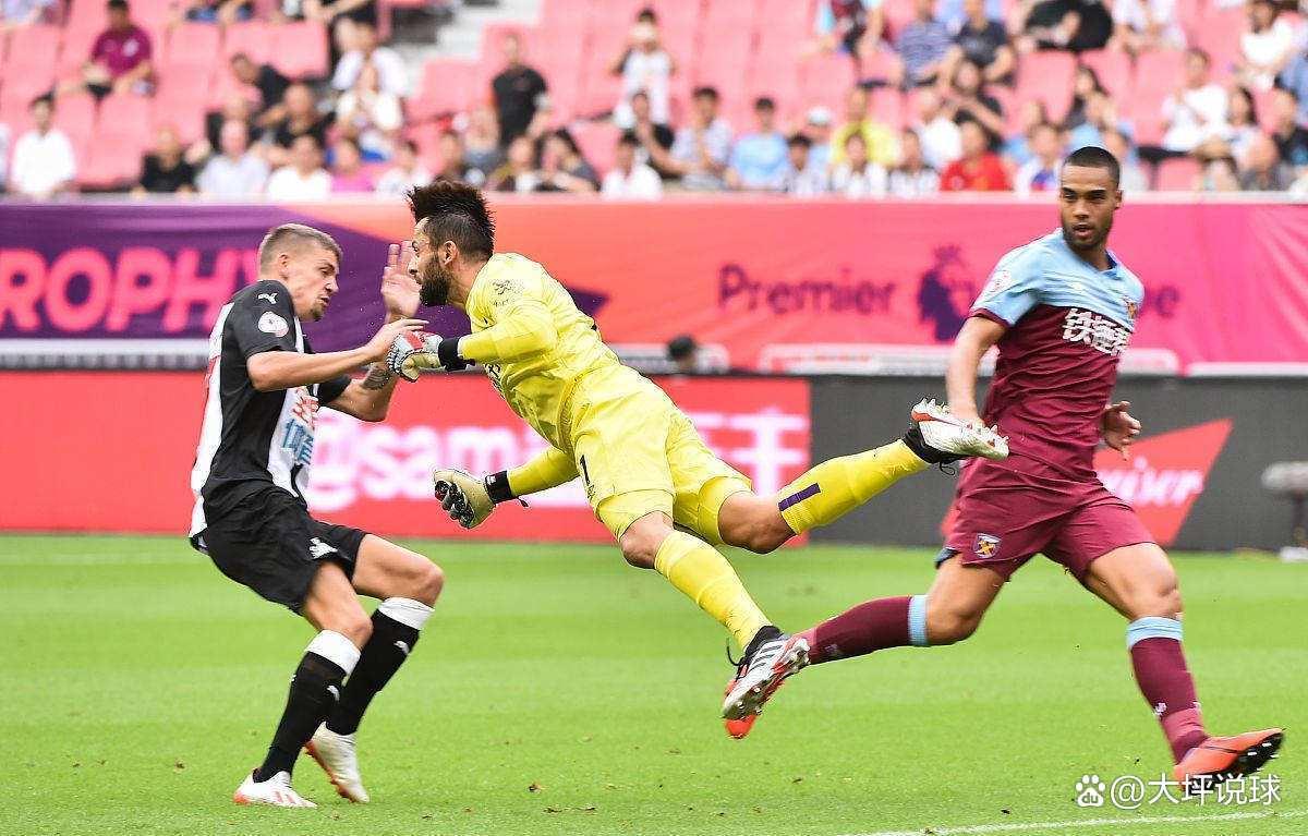 精彩比赛引发球迷热情，场面一触即发