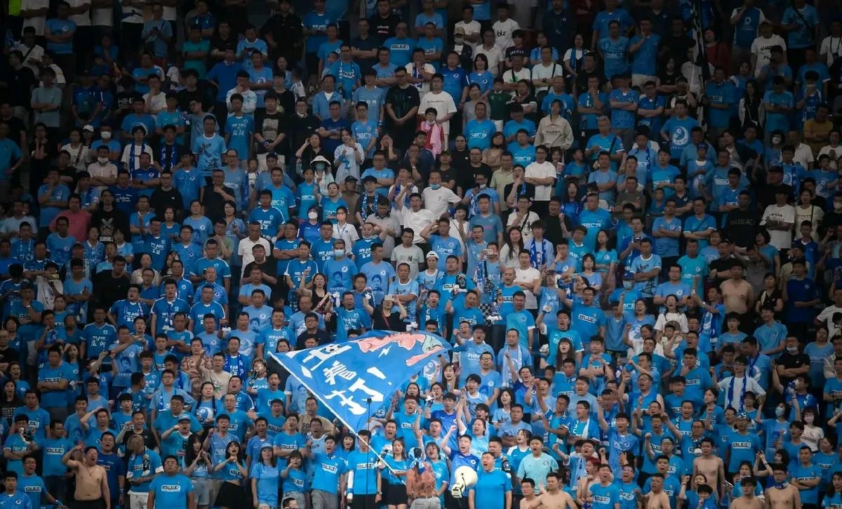 精彩比赛引发球迷热情，场面一触即发