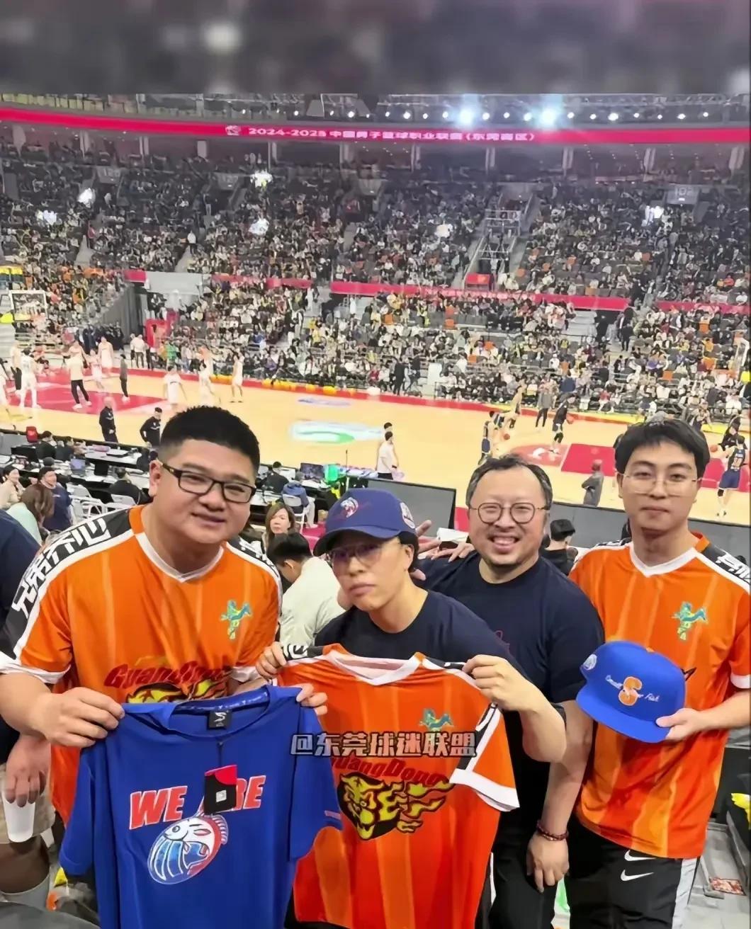 峥嵘岁月！比赛中的双方球队全力以赴