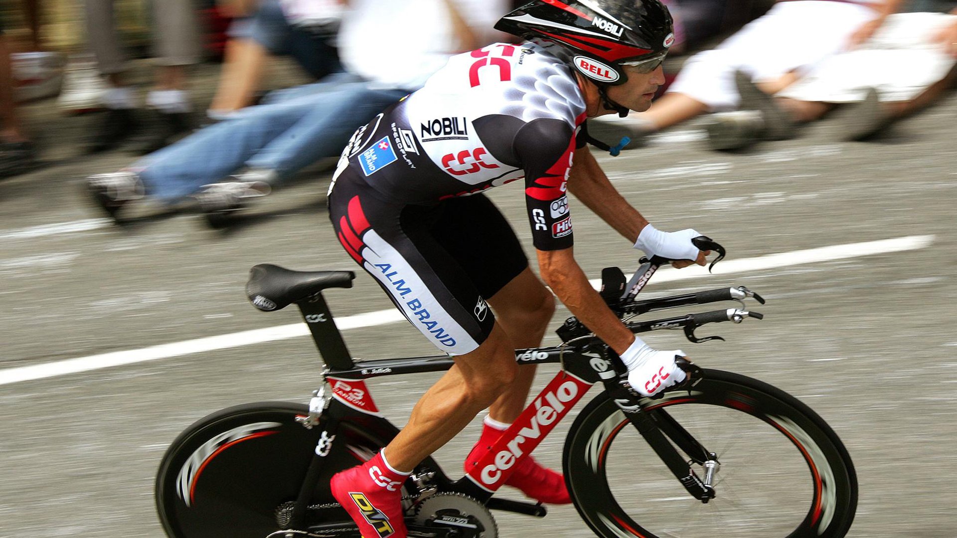 赛道上的王权更迭，迈凯伦鏖战阿斯顿马丁，勒克莱尔带队取胜